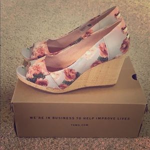 Never worn Toms wedges